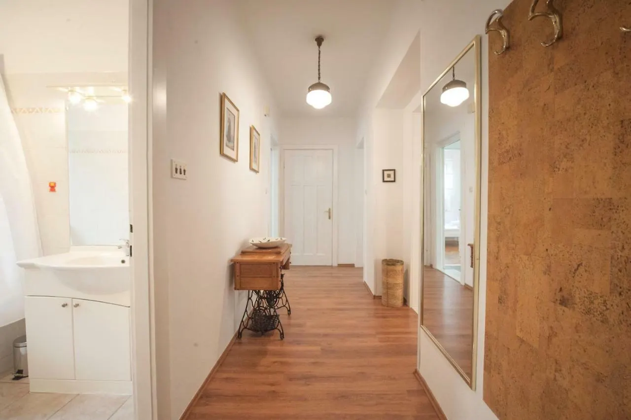 Central Garden View Home Split Apartment